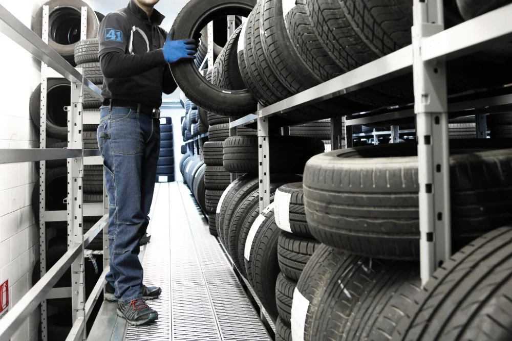 Mann lagert Reifen ein